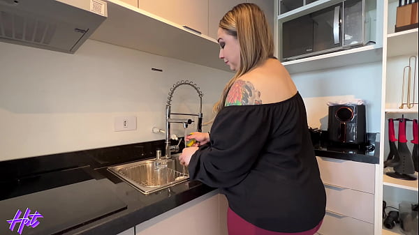 A MILF safada Mirela Squirt deu o cú sem camisinha no megane a trois