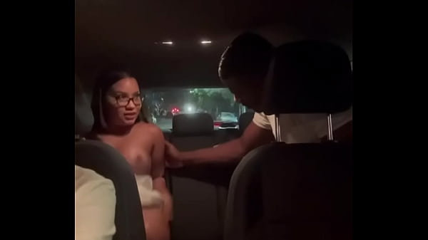 Motorista de Uber fode japonesa gostosa sem camisinha na frente do corno no meio do trânsito