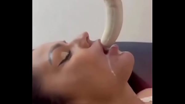 Gostosa se afogando na banana